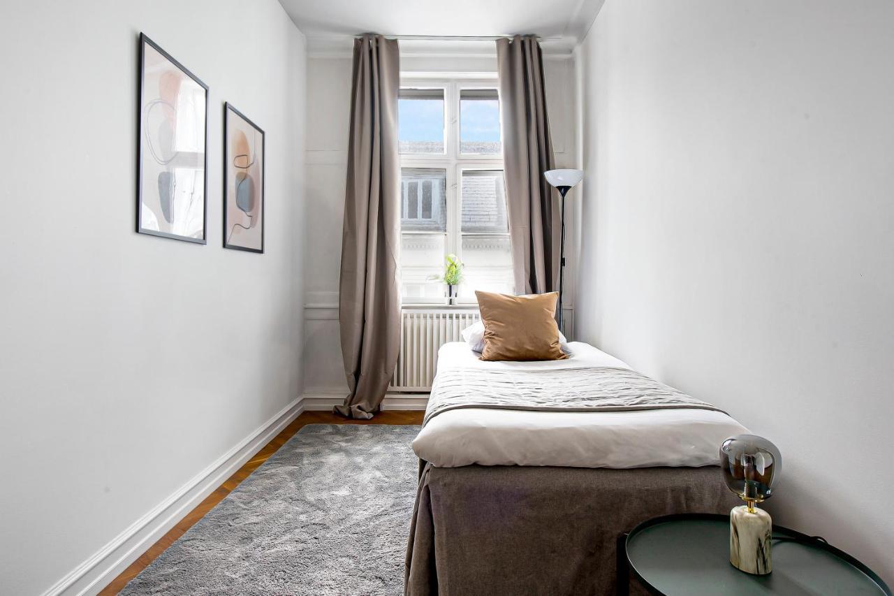 Sanders Square - Spacious Six-Bedroom Apartment Near Amalienborg โคเปนเฮเกน ภายนอก รูปภาพ
